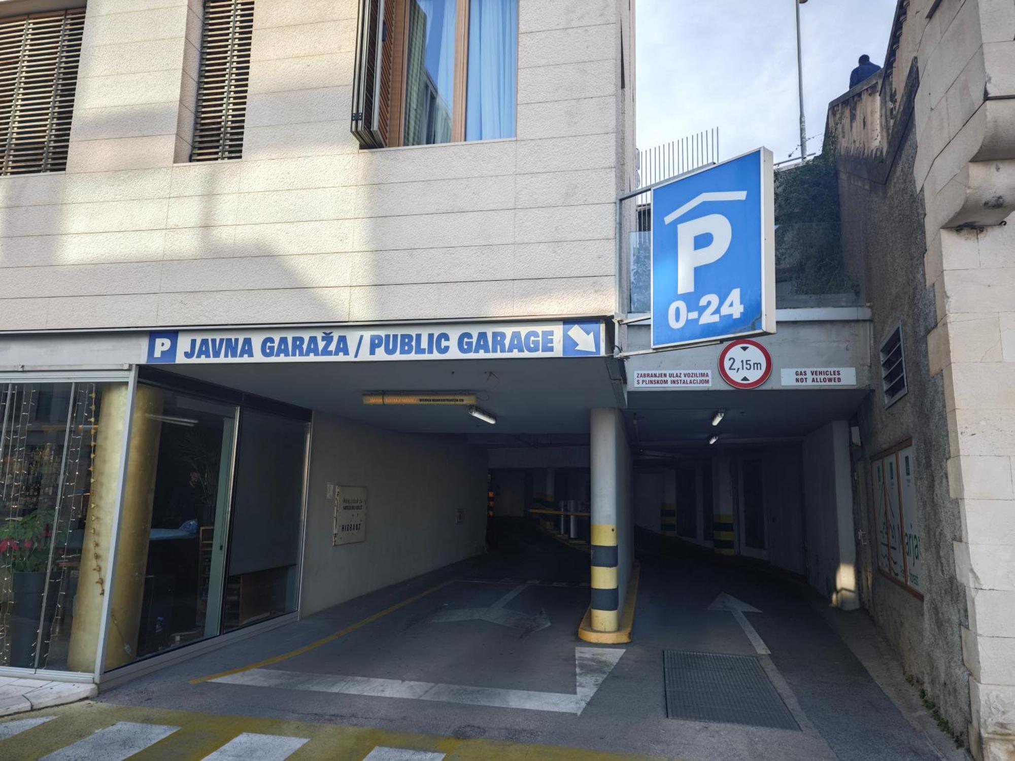 Apartment Central Old Town With Private Indoor Garage Parking Split Ngoại thất bức ảnh